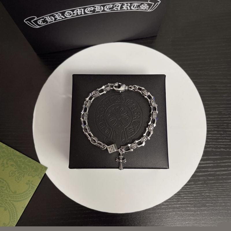 G*u*i bracelets